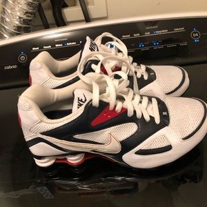 Used men’s Nike size 9 gym shoes.